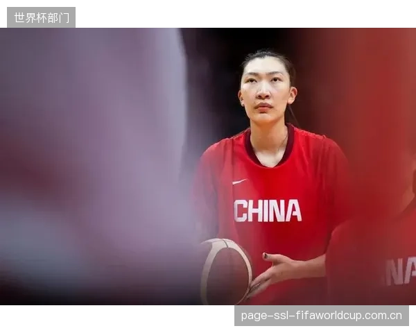 韩旭在有限时间内展现高效，攻防两端表现优异为自由人队内线提供支持。